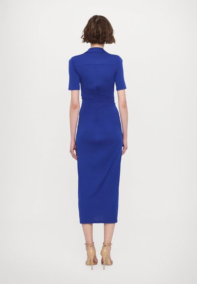 Blaues tailliertes Kleid mit kurzen Ärmeln, knielang, aus glattem Stoff. Verfügt über einen Kragen und Raffung hinten.
