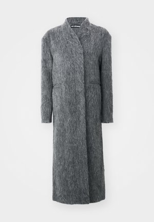 Manteau long et gris en matière texturée et moelleuse. Il possède un col à revers et des poches latérales, avec une silhouette droite et sans fermetures.