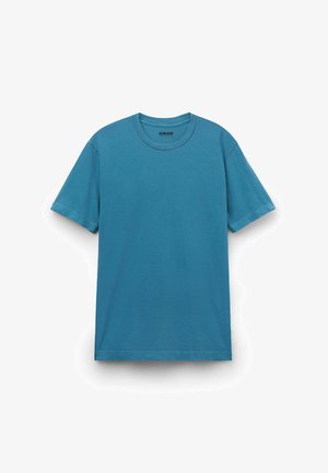 Blauwe korte mouwen t-shirt met ronde hals, plat gelegd op een witte achtergrond, met de voorkant en een eenvoudig ontwerp zichtbaar.