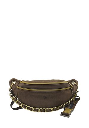 Sac à taille en daim marron avec deux zips dorés, détails en chaîne dorée et sangle ajustable avec une boucle dorée.