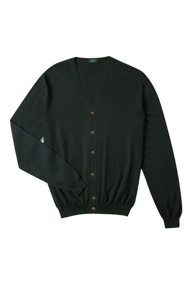 Cardigan vert foncé en tissu doux, avec un col en V, des manches longues et un devant à boutons avec huit boutons marron.