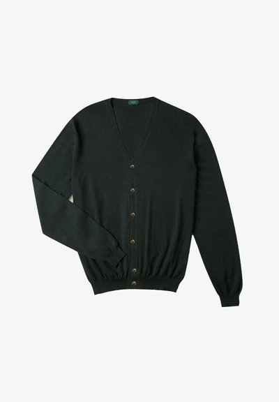 Cardigan vert foncé en tissu doux, avec un col en V, des manches longues et un devant à boutons avec huit boutons marron.