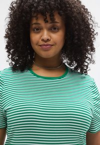 Žalios ir baltos spalvos dryžuota marškinėlių suapvalinta apykakle ir trumpomis rankovėmis, pagaminti iš minkštos medžiagos, išskirtinai papuošti kontrastingu žaliu gofruotu apvadu.