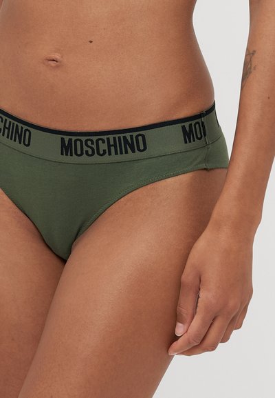 Zelene bikinke z olivnim tonom, ki imajo črn elastičen pas s tiskanjem "MOSCHINO" v poudarjenem fontu. Gladek material s klasičnim krojem.