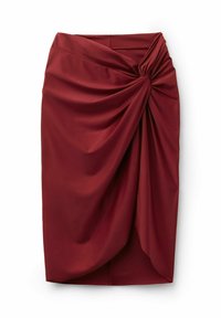 Roter, knielanger Rock aus glattem Stoff mit einem verdrehten Knotendetail an der Taille und drapiertem Stoff für zusätzliche Textur.