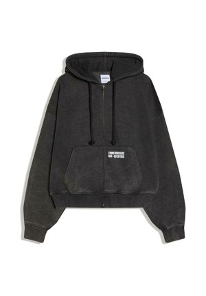 Čierna mikina na zips s prednými vreckami, nastaviteľnými šnúrkami a bielym nápisom "FROM NOWHERE FOR EVERYONE" na oblasti vrecka.