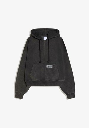 Fekete cipzáras pulóver elülső zsebekkel, állítható húzózsinórokkal és fehér felirattal "FROM NOWHERE FOR EVERYONE" a zsebrészen.