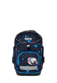 Sac à dos Ergobag en bleu marine avec des formes géométriques bleues, muni d'une grande poche avant, d'un liseré réfléchissant et d'un badge graphique d'une voiture.