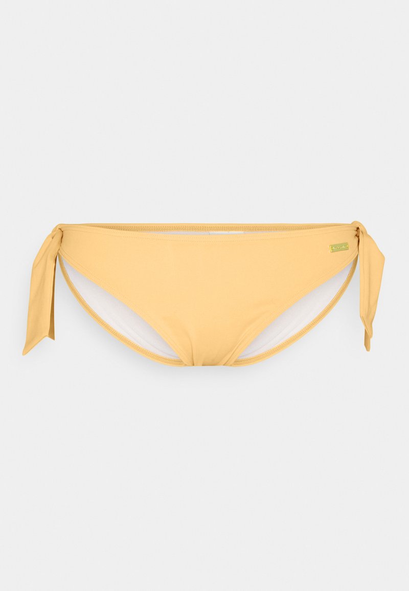 Calção de bikini amarelo com fechos laterais e textura suave. Apresenta um brilho subtil e contrasta com o forro branco interior.