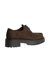 Zapato de ante marrón con punta redondeada, que presenta una suela de goma negra gruesa y un diseño de cordones. Parte superior texturizada y detalle de costura en contraste.