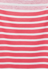 Červeno-bílá pruhovaná látka s rovnoměrně rozloženými horizontálními pruhy, hladká textura a jemný, lehký vzhled.