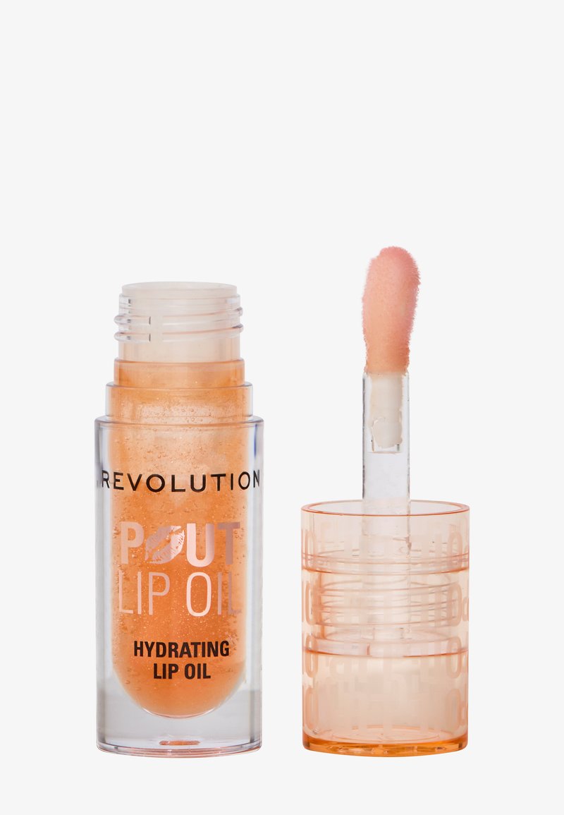 Klart glassrør med leppeolje med en oransje nyanse, med en teksturert, sirkulær applikator og svart tekst som sier "POUT LIP OIL".