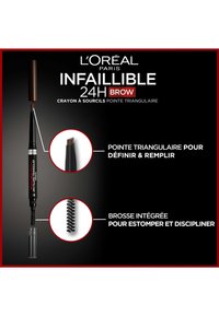 Crayon à sourcils L'Oréal Infallible 24H avec une pointe triangulaire en marron, doté d'un pinceau intégré pour estomper, présenté sur un fond noir.