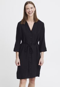 Schwarzes Hemdkleid aus glattem Stoff, mit Knopfverschluss vorne, V-Ausschnitt, dreiviertel Ärmel und gebundenem Taillendetail.