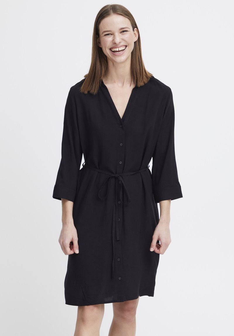 Schwarzes Hemdkleid aus glattem Stoff, mit Knopfverschluss vorne, V-Ausschnitt, dreiviertel Ärmel und gebundenem Taillendetail.