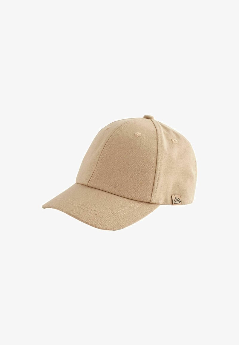 Beige bomuldsbaseballcap med en rund krone, buet skygge, seks ventilationshuller og et logo-patch på siden.