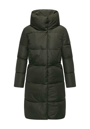 Cappotto invernale imbottito verde scuro con colletto alto, maniche lunghe e vita con cintura. Il tessuto appare liscio con sezioni trapuntate.