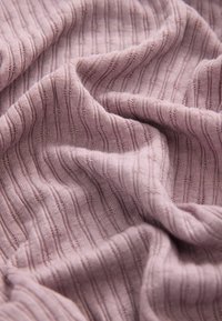 Tessuto di un leggero mauve con texture a coste, caratterizzato da strisce verticali e schemi sottili. Materiale morbido e flessibile, delicatamente cadente.