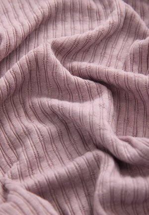 Tessuto di un leggero mauve con texture a coste, caratterizzato da strisce verticali e schemi sottili. Materiale morbido e flessibile, delicatamente cadente.