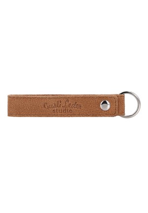 Braunes Wildleder-Schlüsselband mit sichtbaren Nähten, Metallknopf und Metall-Schlüsselring auf der rechten Seite.