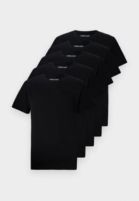Tricouri negre din bumbac cu design tip crew neck, expuse într-un morman. Fiecare tricou are logo-ul "Selected" pe guler.