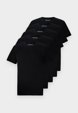 T-shirt di cotone neri con design a girocollo, esposti in un stack. Ogni maglietta presenta il logo "Selected" sul colletto.