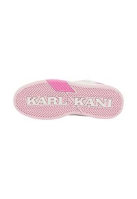Fehér sneaker talp rózsaszín kaucsuk külsőtalppal. Herringbone minta és mélynyomott "KARL KANI" logó vastag betűkkel.
