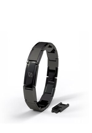 Schwarzes Metallglied-Armband mit strukturierten und glatten Segmenten, aufrecht stehend mit einem abgetrennten Glied daneben auf weißer Oberfläche dargestellt.