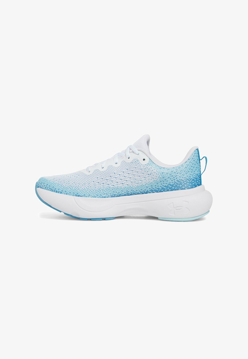 Baskets légères de sport en blanc et bleu clair ; tige en maille avec un dégradé de couleur, col rembourré et semelle flexible pour le confort.