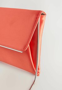 Bolso de mano de satén coral con solapa triangular y herrajes plateados, que presenta un cierre de cremallera a lo largo de un lado y textura suave.