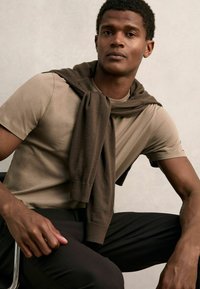 Reiss REGULAR FIT BLESS CREW NECK - Tricou basic - light taupe brown