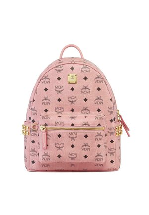 Zaino in pelle rosa con finitura testurizzata, hardware dorato, motivi con logo e tasca frontale con zip e dettagli in metallo a punta.
