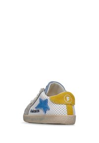 Witte geperforeerde leren schoen met blauw sterrenontwerp, grijze suède accenten, gele hakpatch en beige rubberen zool. Vetersluiting.