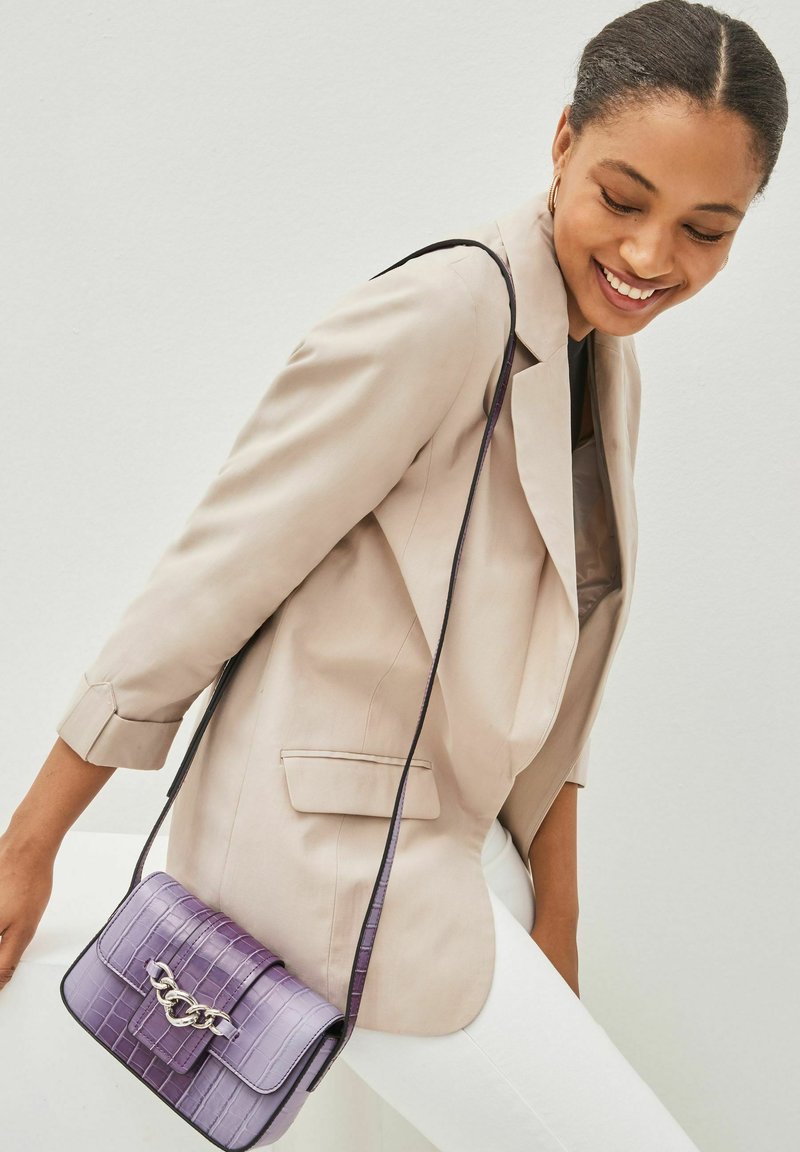 Next CHAIN HARDWARE CROSSBODY BAG Sac bandoulière purple/violet ZALANDO.FR