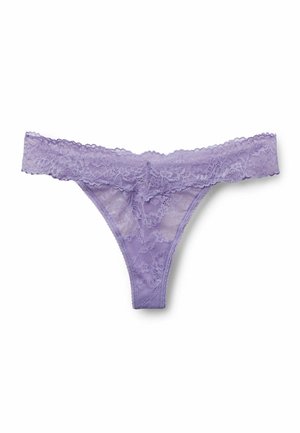 Lavendelkleurige kanten string met bloemmotieven en geschulpte randen, plat weergegeven op een witte achtergrond.