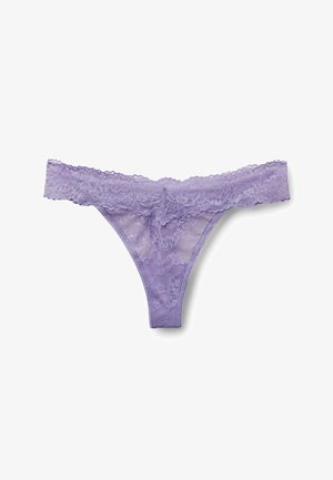 Tanga de encaje lavanda con patrones florales y bordes ondulados, mostrado plano sobre un fondo blanco.