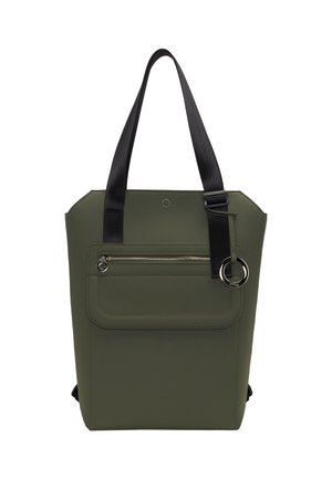 Oliivinvihreä kangaskassi, joka on valmistettu sileästä materiaalista. Kassissa on mustat kahvat, etupuolella vetoketjullinen tasku ja pyöreä varustetieto.