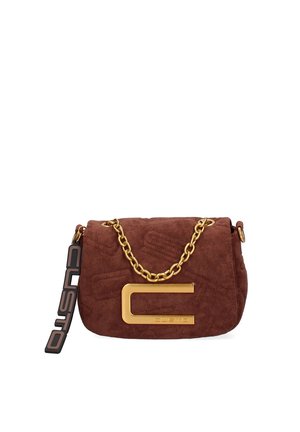 Braune Wildleder-Schultertasche mit einem goldenen Kettenriemen, ausgestattet mit einem großen gepprägten Buchstaben "C" und einem Markenetikett. Texturierte Oberflächendetails vorhanden.