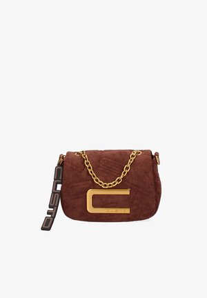 Borsa a tracolla in suede marrone con tracolla in oro, caratterizzata da una grande lettera "C" in rilievo e un'etichetta con il marchio. Dettagli con superficie testurizzata presenti.