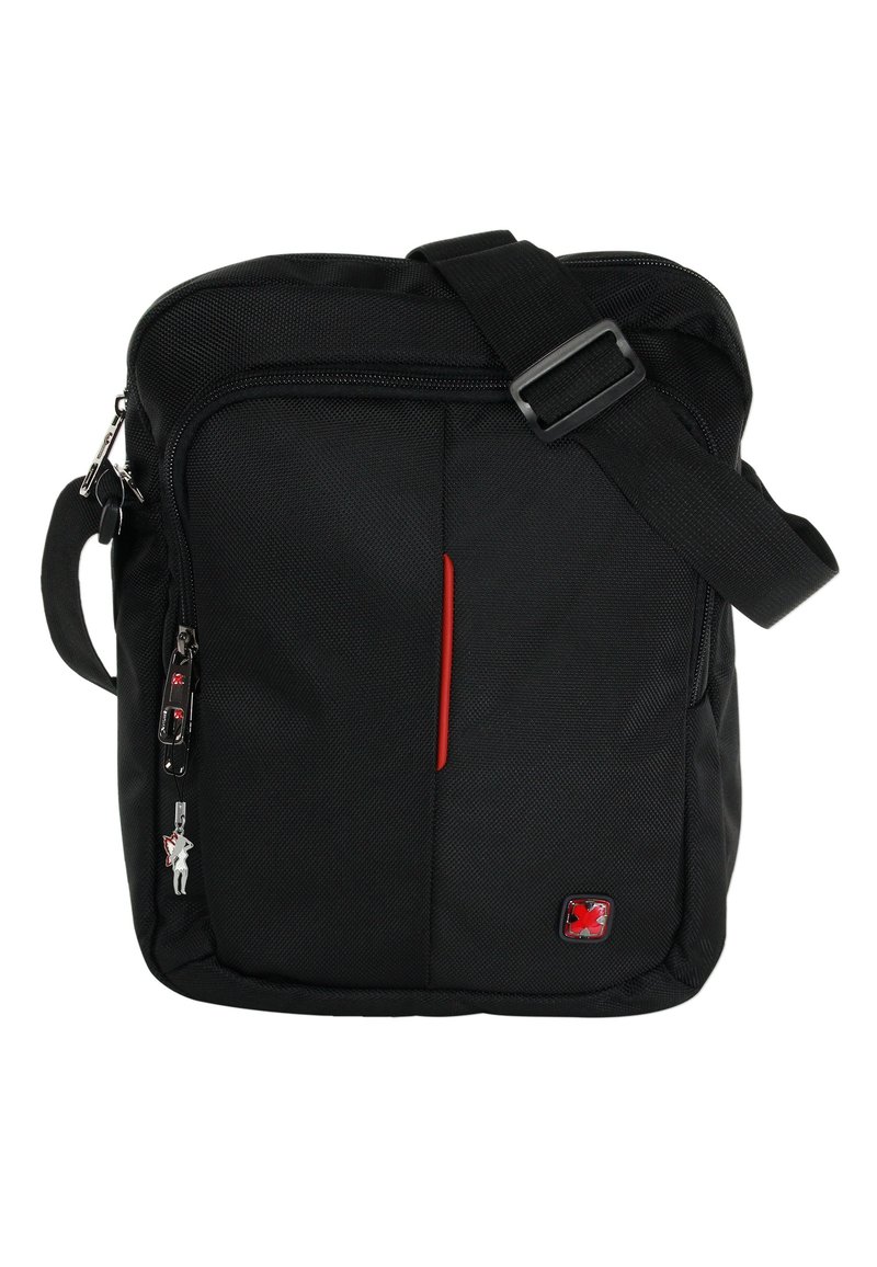 Zwarte, gestructureerde stoffen boodschappentas met verstelbare riem, ritssluitingen en rode accenten aan de voorkant. Ongeveer middelgroot van formaat.