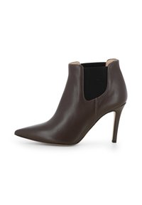 Bruine leren enkellaars met een puntige neus, elastische zijkanten en een slanke stilettohak. Glad oppervlak met minimale stikseldetails.