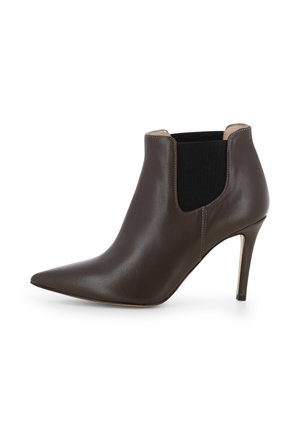 Bruine leren enkellaars met een puntige neus, elastische zijkanten en een slanke stilettohak. Glad oppervlak met minimale stikseldetails.