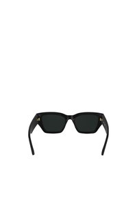 Lunettes de soleil noires avec une forme carrée, monture en plastique, verres foncés et accents dorés sur les branches. Texture lisse et brillante.