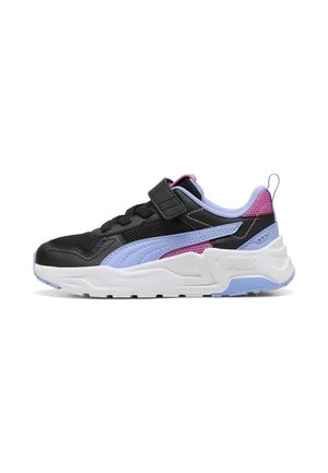 Scarpa da ginnastica nera con accenti lilla chiaro e rosa, suola bianca, chiusura con lacci davanti e cinturino in velcro su sfondo bianco.