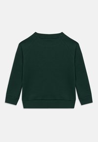 Sudadera de color verde oscuro con cuello redondo, mangas raglán y puños y dobladillo de canalé. Textura suave y diseño minimalista.