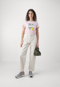 Levi's® T-shirt con stampa - pink/almond/chalk