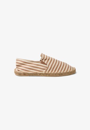 Espadril slip-on con rayas horizontales en marrón claro y beige y suela de yute trenzada, mostrado en perfil lateral sobre fondo blanco.