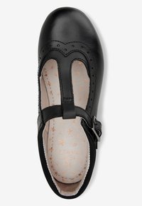 Pantofii negri din piele tip Mary Jane cu accente perforate, vârful rotund și cataramă ajustabilă. Interiorul prezintă căptușeală bej cu un model de stele aurii.
