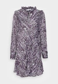 Fioletowa i biała sukienka z długim rękawem, w wzory, z falbaniastym kołnierzem, plisowanym przodem i mankietami. Wykonana z lekkiego materiału.