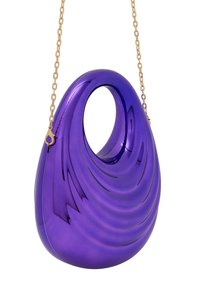 Borsa a tracolla viola con finitura lucida, caratterizzata da un design ondulato unico e una maniglia circolare. La cintura a catena dorata aggiunge un tocco di dettaglio.